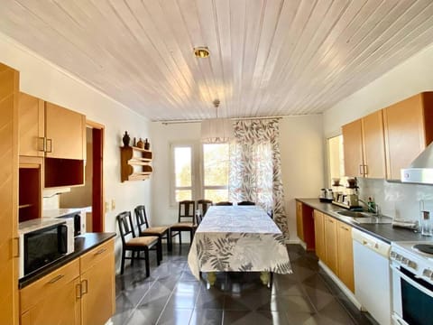 Photo of the whole room, Dining area, stove