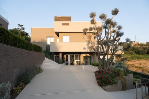 Property building, Day, Garden, Garden view