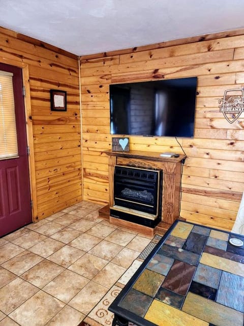 Charming Cabin Rental Perfect for Couples in Carroll County, Arkansas Cabin in Carroll County