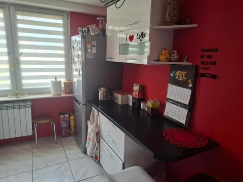 Coffee/tea facilities, Kitchen or kitchenette, stove