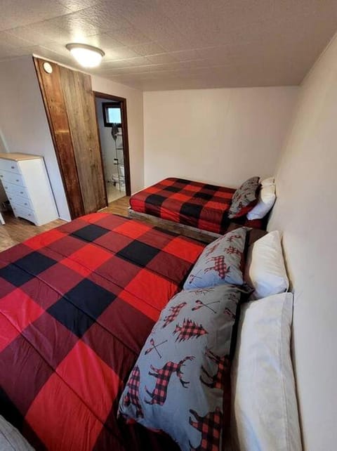 Amazing Cottage with Fire Pit and Fishing in Wellston, Michigan House in Michigan