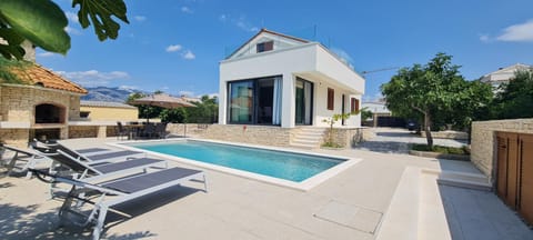 Property building, Patio, Day, Mountain view, Pool view, Swimming pool, sunbed