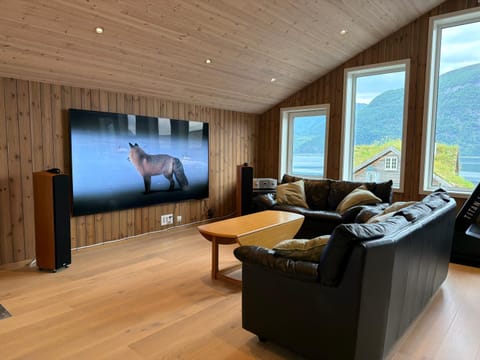TV and multimedia, View (from property/room), Living room, Evening entertainment, Mountain view, Family