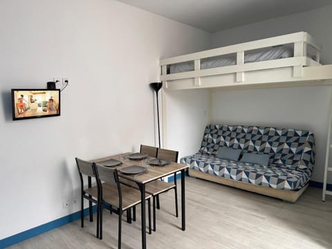 Bed, TV and multimedia, Living room, Dining area
