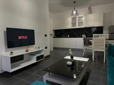 Communal lounge/ TV room, TV and multimedia, Kitchen or kitchenette, Dining area, Evening entertainment, minibar, oven, stove