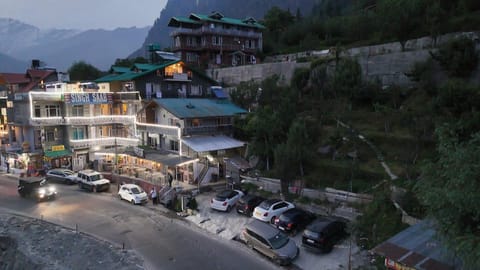 Property building, Natural landscape, City view, Mountain view, Street view, Location, Parking