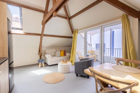 View (from property/room), Balcony/Terrace, Living room, Seating area, Dining area