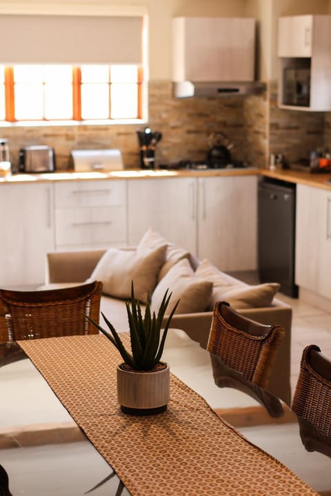 Dining area, kitchen