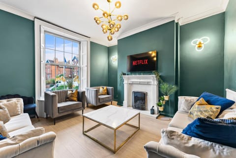 The Artist Abode in Central Whitby - Hot-Tub - Parking House in England