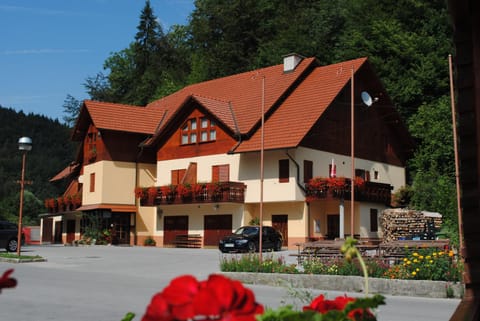 Property building, Natural landscape, Parking