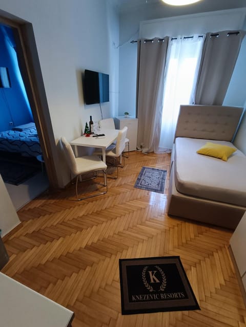 TV and multimedia, Photo of the whole room, Seating area, Dining area