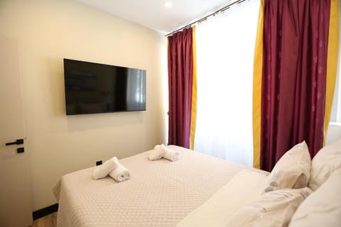 Bed, TV and multimedia, Photo of the whole room, Bedroom, towels