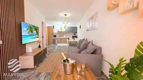 TV and multimedia, Kitchen or kitchenette, Living room, Seating area, Dining area, oven