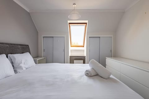 Bed, Photo of the whole room, wardrobe