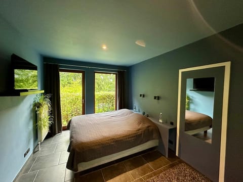 Bed, TV and multimedia, Photo of the whole room, Bedroom