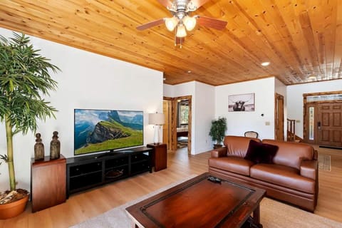 California Dreaming: Lakeside Cabin Getaway in Best Location Cabin in Big Bear