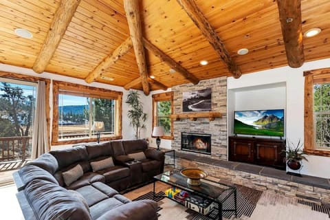 California Dreaming: Lakeside Cabin Getaway in Best Location Cabin in Big Bear