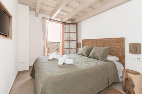 Bed, Bathroom, Balcony/Terrace, towels