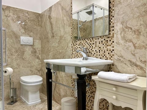 Shower, Toilet, Bathroom, bidet, towels