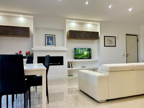 Communal lounge/ TV room, TV and multimedia, Kitchen or kitchenette, Living room, Seating area, Dining area, Evening entertainment