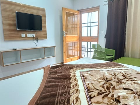 Bed, TV and multimedia, wardrobe