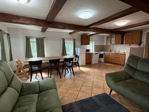 Living room, Dining area, oven