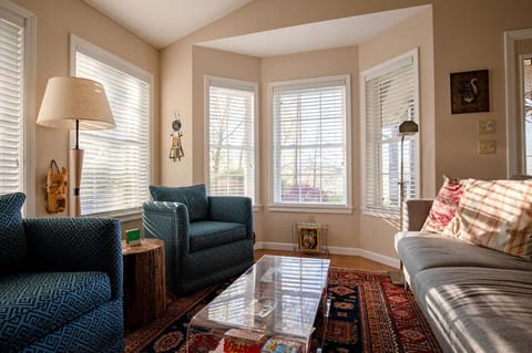 Cozy Cottage with a Jacuzzi in the Snowbird Mountain Range with Views of Lake Santeetlah, North Carolina House in Cheoah