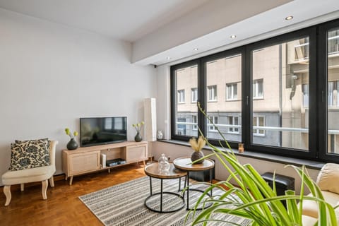 TV and multimedia, Living room, Seating area, Evening entertainment