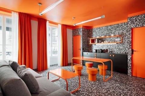 Kitchen or kitchenette, Living room, Seating area, Dining area