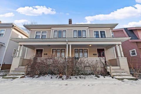 Tibet Twins Suites For 12 House in Clintonville