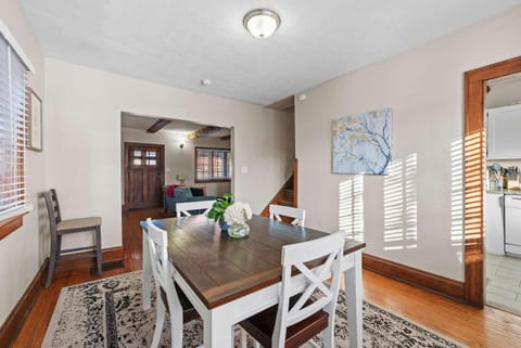 Tibet Twins Suites For 12 House in Clintonville