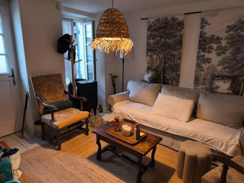 Bed, TV and multimedia, Living room, Seating area
