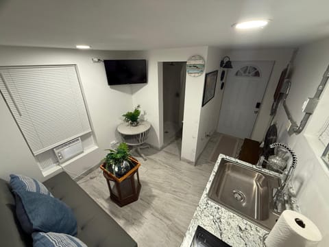 Seabreeze Tiny Cottage Apartment in Hypoluxo