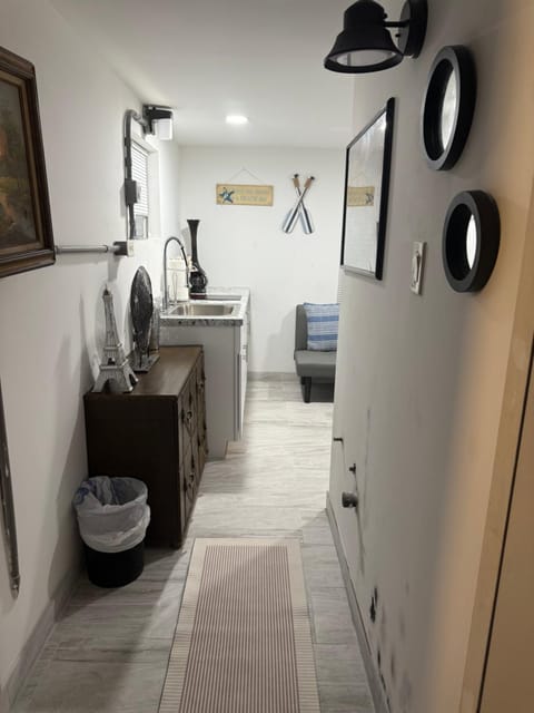 Seabreeze Tiny Cottage Apartment in Hypoluxo