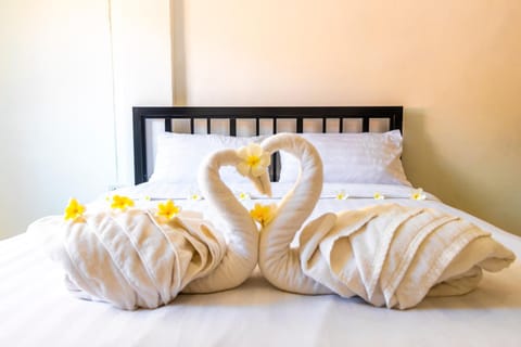 Bed, Bedroom, towels