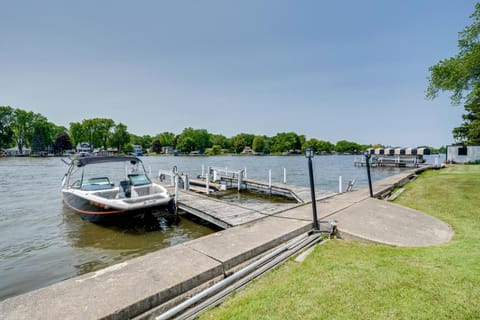 Riverfront Retreat with Dock and Kayaks in McHenry House in Illinois