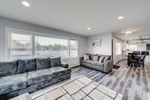 Riverfront Retreat with Dock and Kayaks in McHenry House in Illinois