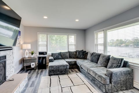 Riverfront Retreat with Dock and Kayaks in McHenry House in Illinois