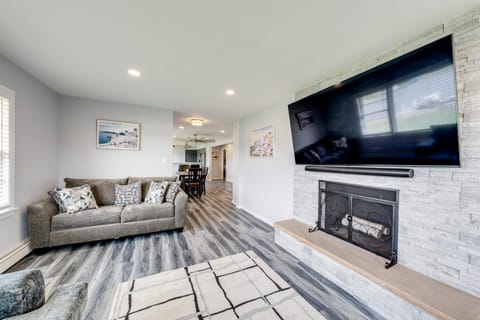 Riverfront Retreat with Dock and Kayaks in McHenry House in Illinois