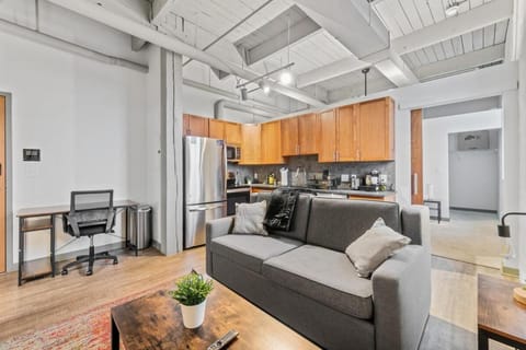 Downtown Loft l Cleveland l Parking l Cafe Apartment in Cleveland Heights