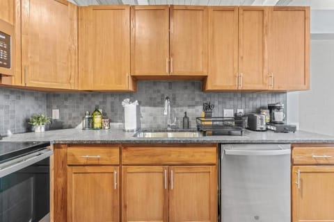 Downtown Loft l Cleveland l Parking l Cafe Apartment in Cleveland Heights