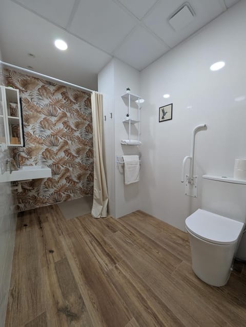 Shower, Toilet, Bathroom, towels