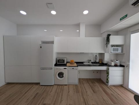 Coffee/tea facilities, Kitchen or kitchenette, dishwasher, microwave, stove, toaster