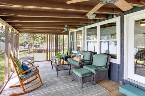 Lake Wateree Retreat Dock and Screened Porch! House in Lake Wateree