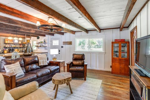 Lake Wateree Retreat Dock and Screened Porch! House in Lake Wateree