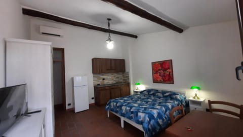 TV and multimedia, Kitchen or kitchenette, Photo of the whole room, safe, air conditioner