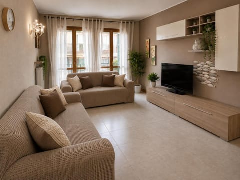 Communal lounge/ TV room, TV and multimedia, Living room, Seating area, Evening entertainment