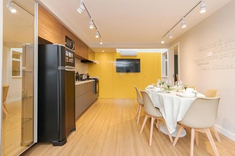 Kitchen or kitchenette, Dining area, minibar, oven, pet friendly