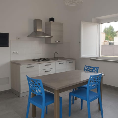 Dining area, kitchen