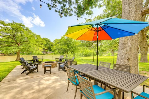 Fire Pit and Ping-Pong Home on Guadalupe River! House in McQueeney
